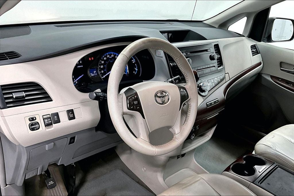 2013 Toyota Sienna XLE 8 Passenger