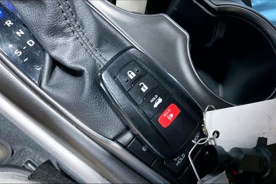 2022 Toyota Camry SE Hybrid