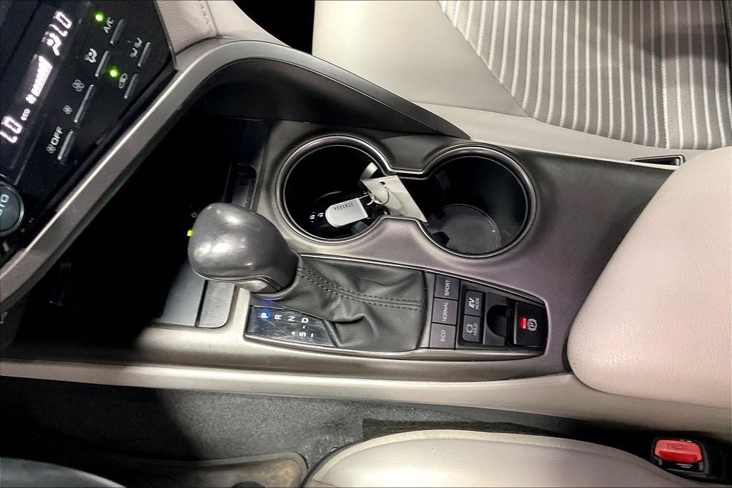 2022 Toyota Camry SE Hybrid