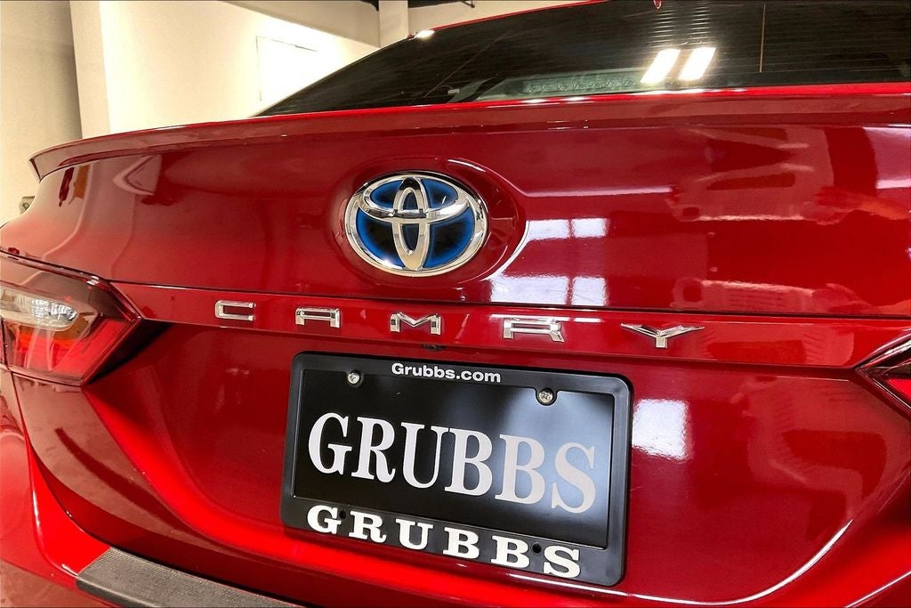 2022 Toyota Camry SE Hybrid